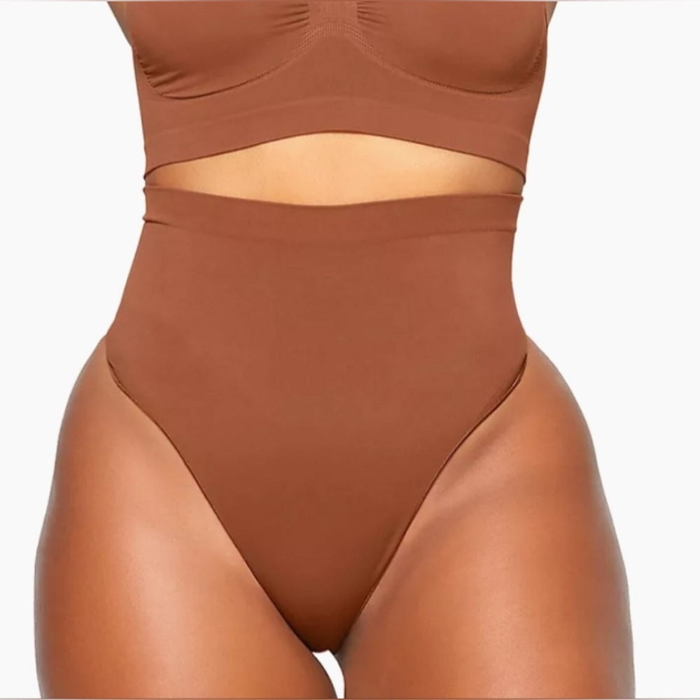 SKIMS Everyday Sculpt High-Waisted Thong Bronze xxs